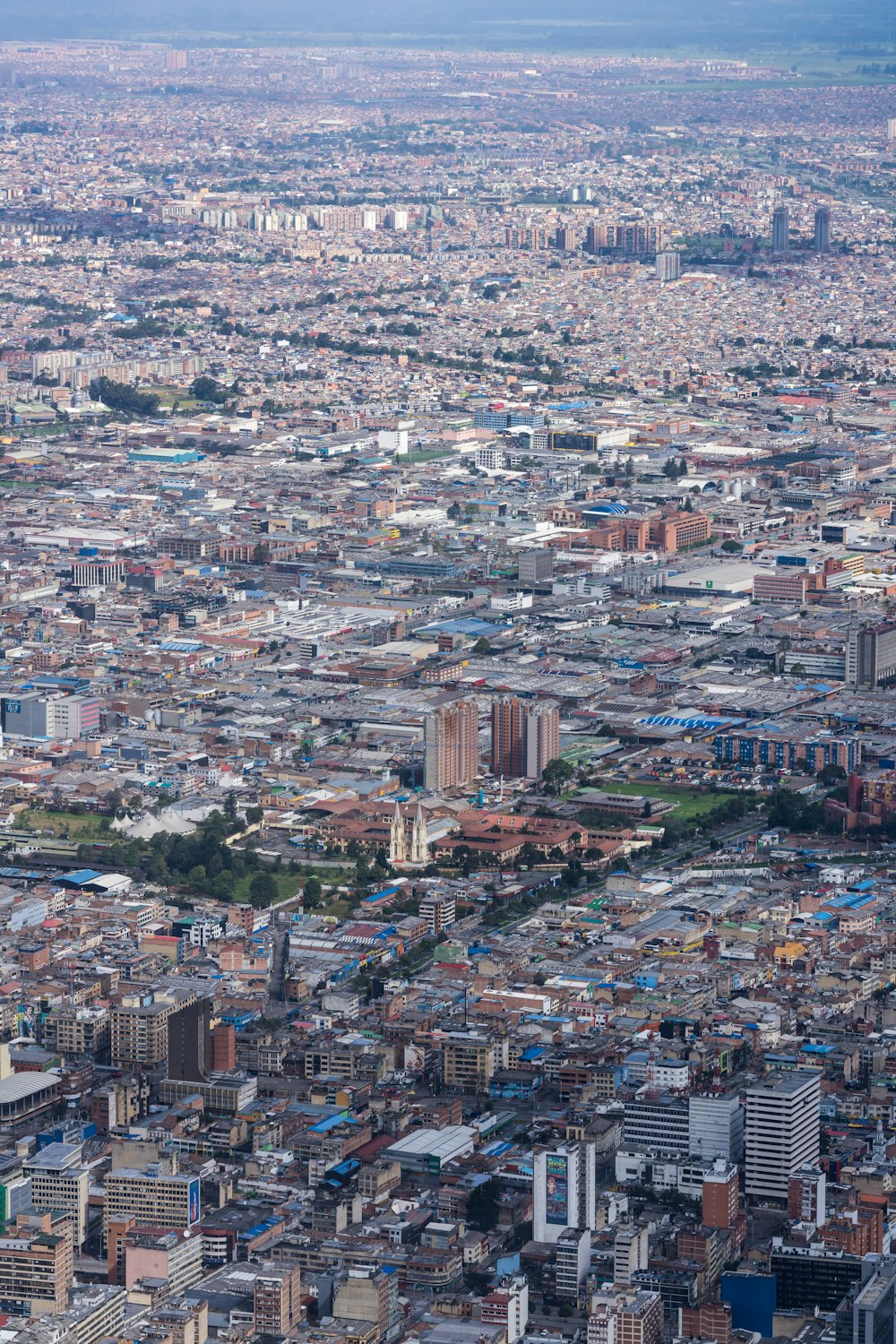 日中の都市の建物の航空写真