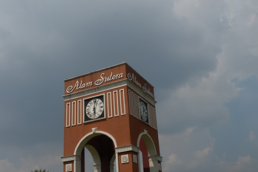 rot-weißes Betongebäude tagsüber unter blauem Himmel