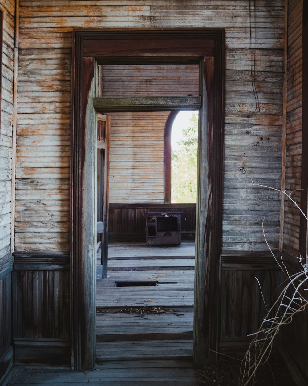 Puerta de madera marrón con panel de vidrio