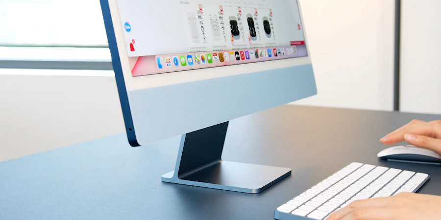 Zilveren iMac op een witte tafel