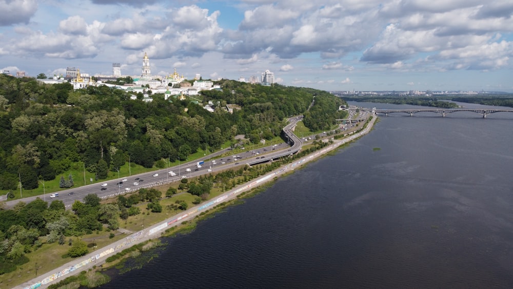 Vue aérienne de la ville près d’un plan d’eau pendant la journée