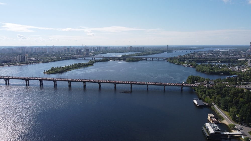 Brücke über den Fluss tagsüber