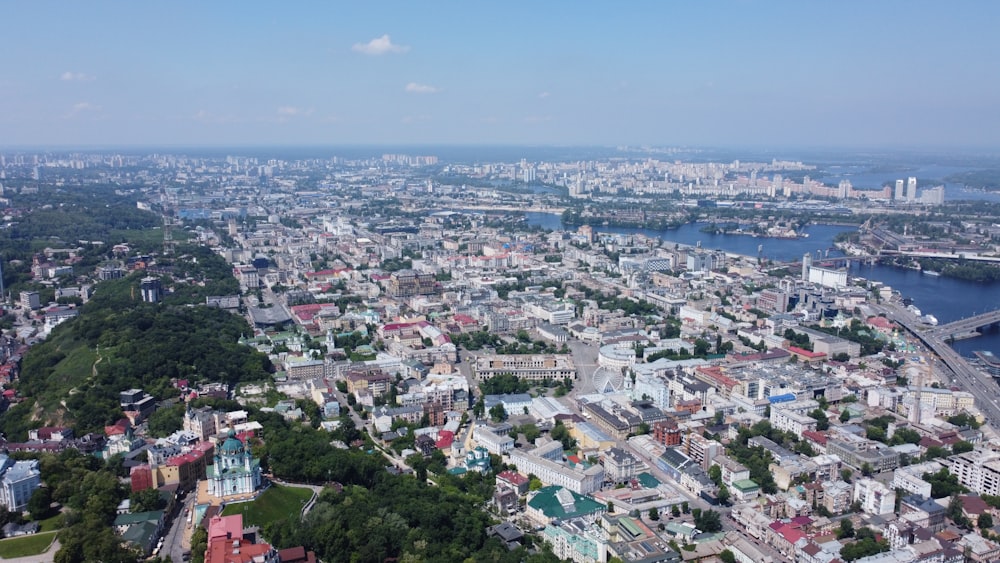 日中の都市の建物の航空写真