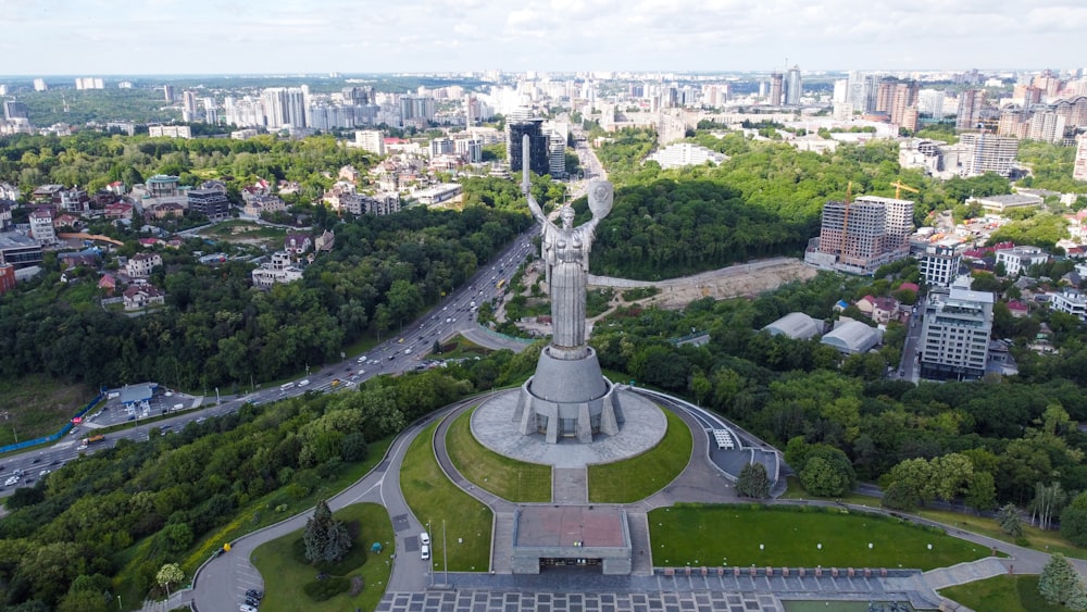 日中の都市の建物の航空写真