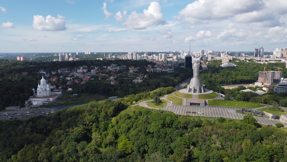 weißer Turm auf grünem Rasenfeld unter blauem Himmel tagsüber