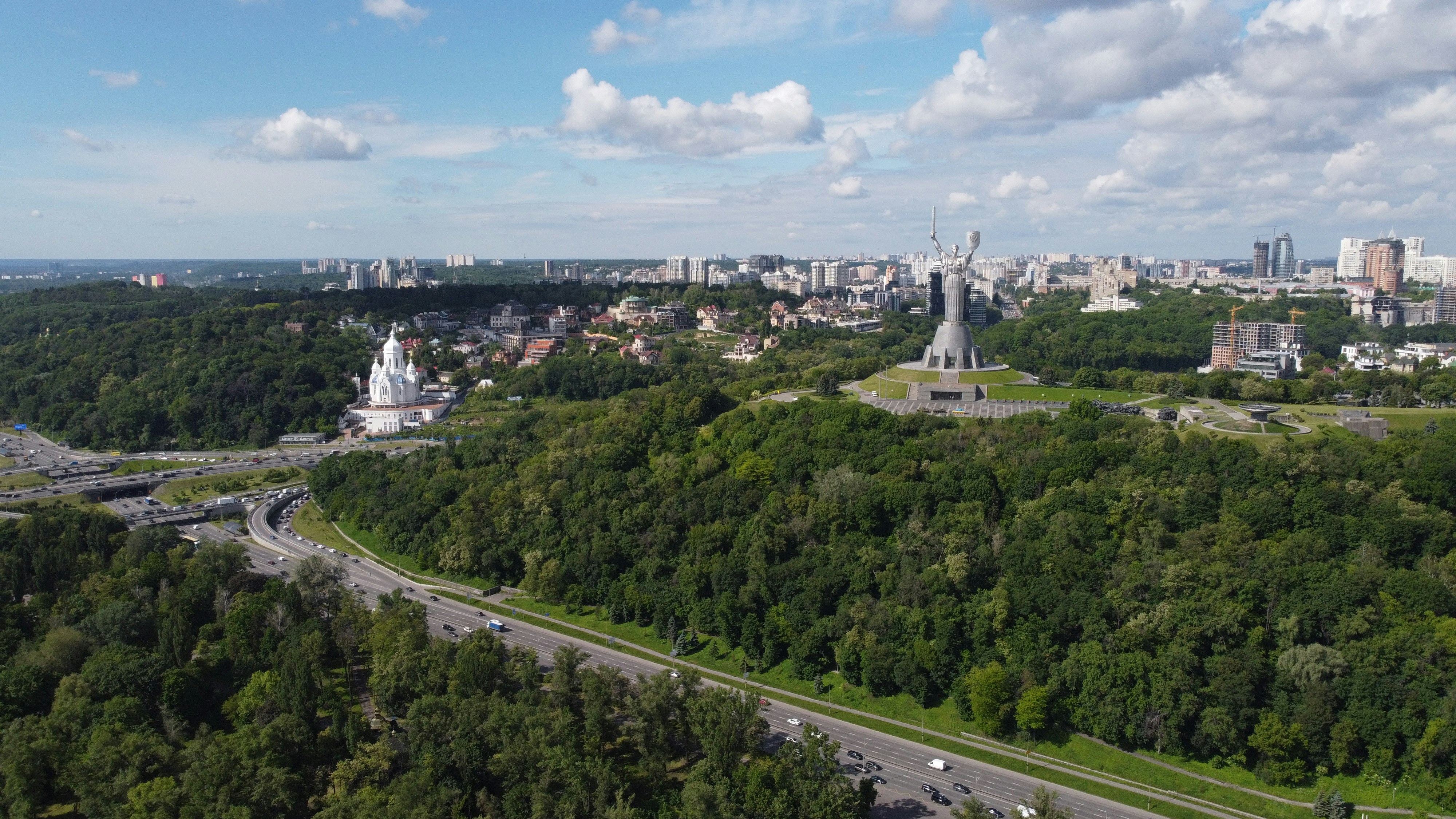 green trees and white buildings during daytime, 