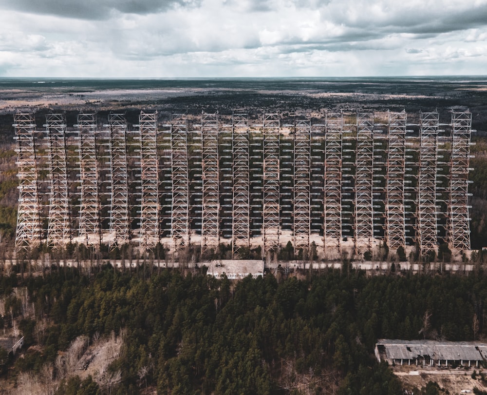 Veduta aerea dell'edificio marrone durante il giorno