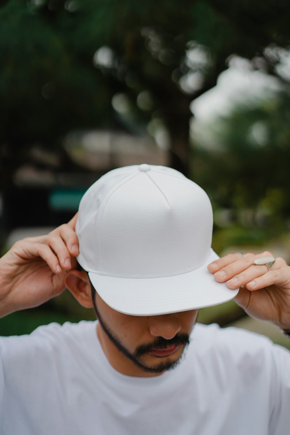 Foto persona con camisa blanca de manga larga con sombrero blanco – Imagen  Sombrero gratis en Unsplash