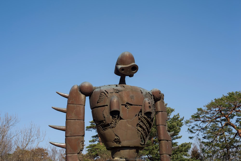 Mann in schwarzem Helm und schwarzer Helmstatue