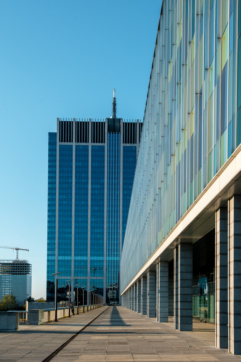 Edificio de gran altura con paredes de vidrio blanco y azul