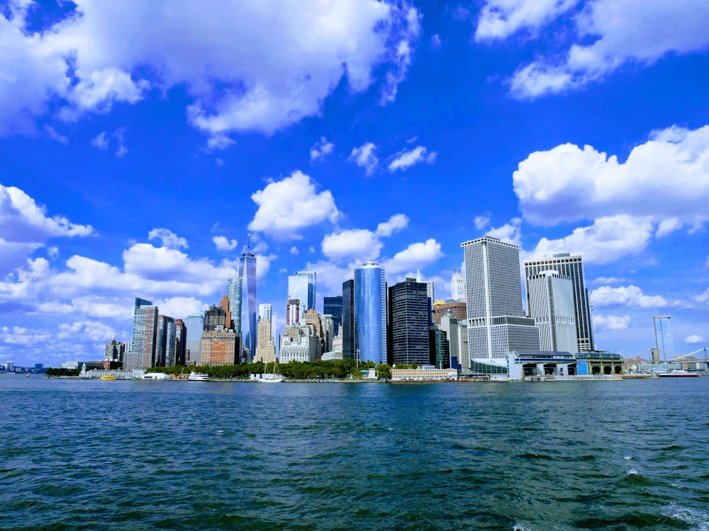 Skyline der Stadt tagsüber unter blau-weißem, bewölktem Himmel