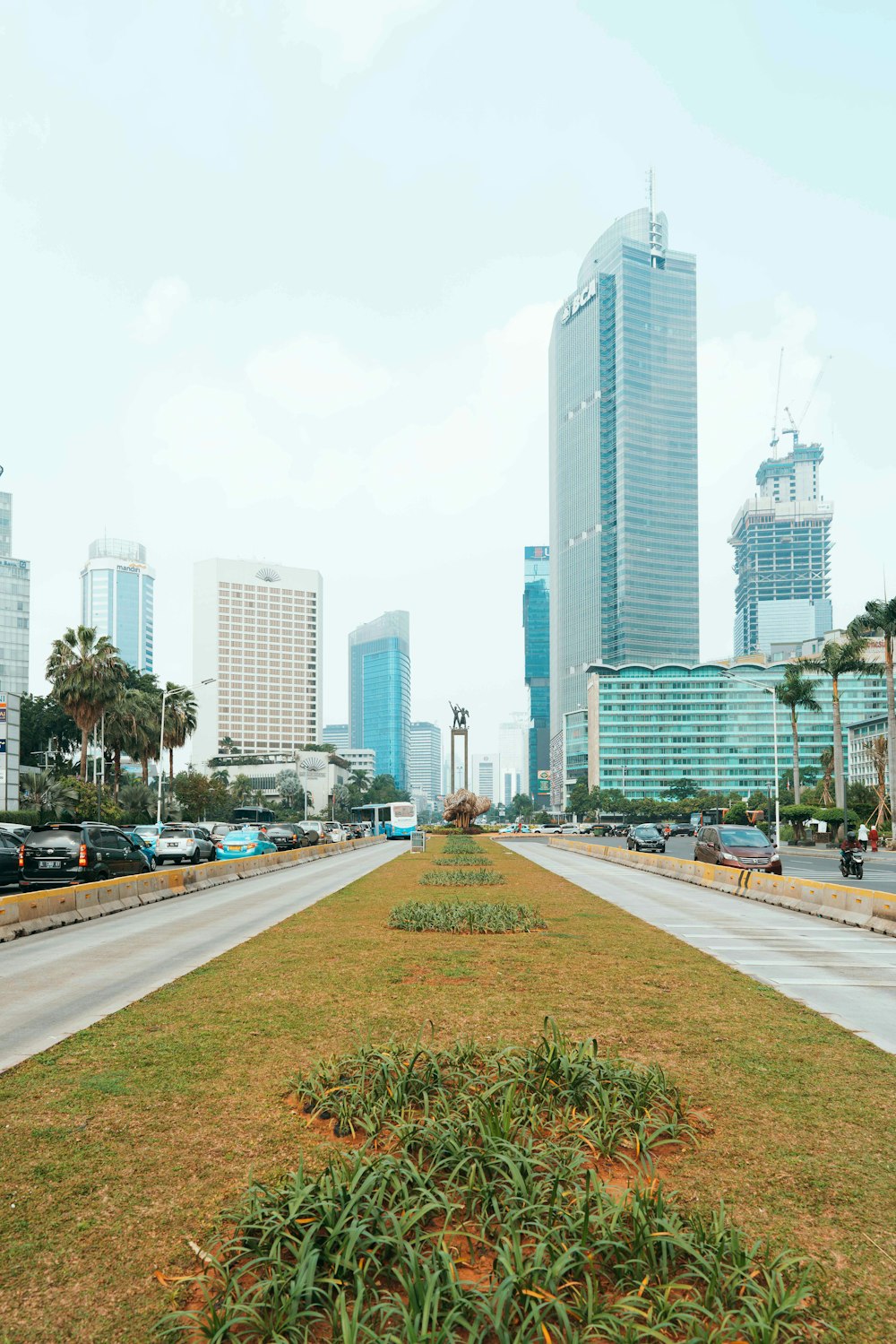 Personas caminando por la acera cerca de los edificios de la ciudad durante el día