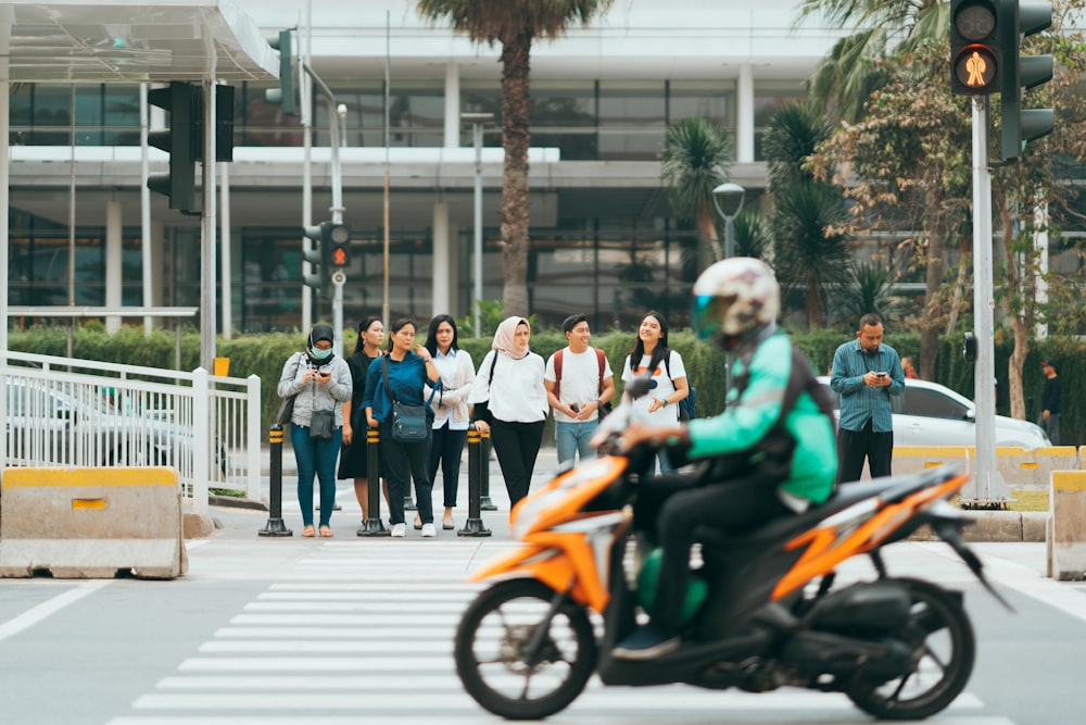 Personas que viajan en motocicleta durante el día