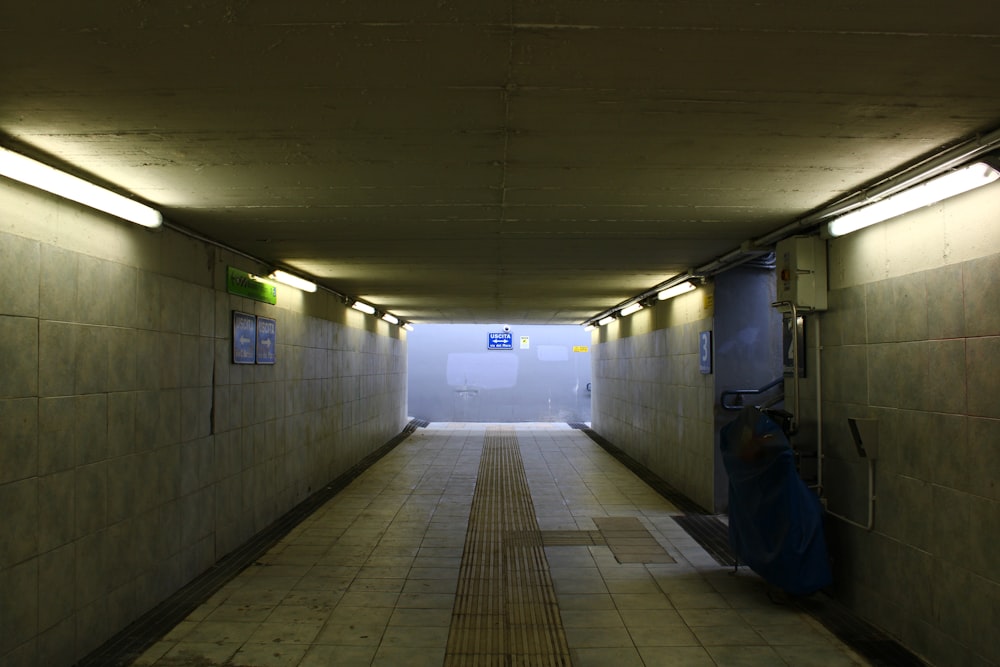 couloir blanc avec murs blancs