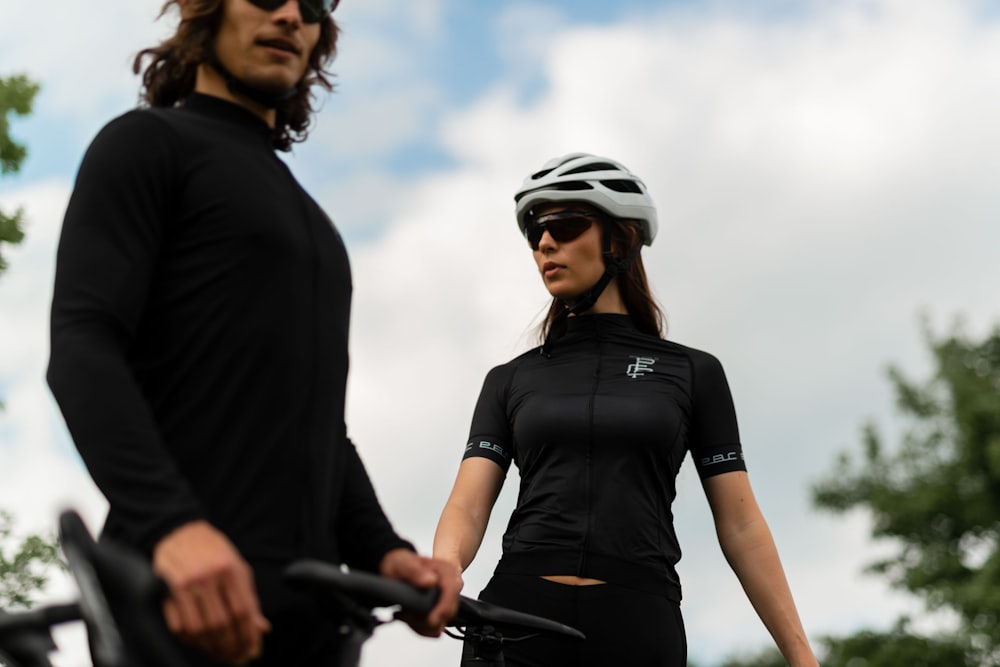 hombre con camisa negra montando en bicicleta