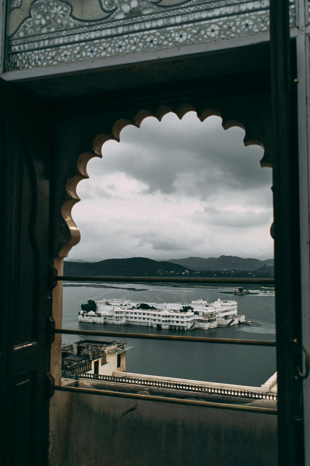 weißes und schwarzes Schiff auf See unter weißen Wolken tagsüber