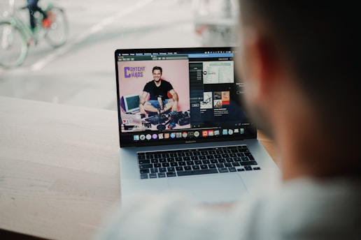 macbook pro em mesa branca