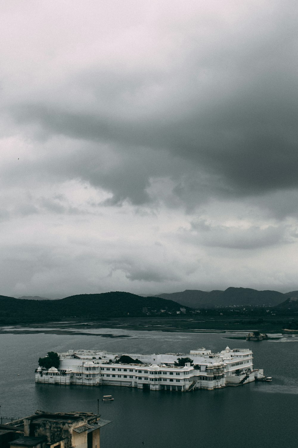 Weißes Boot auf See unter grauen Wolken