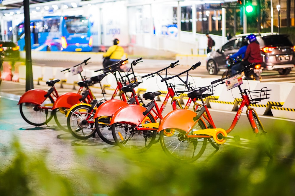 bicicletas laranja estacionadas no estacionamento durante o dia