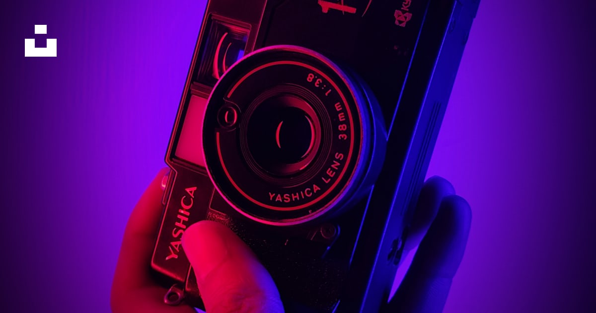 Personne tenant un appareil photo rouge photo – Photo Appareil photo ...