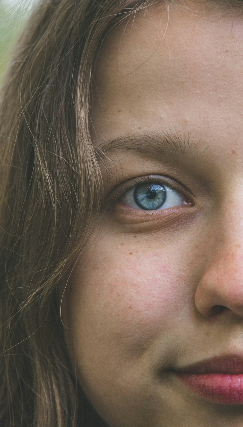 mulher com olhos azuis e cabelos castanhos