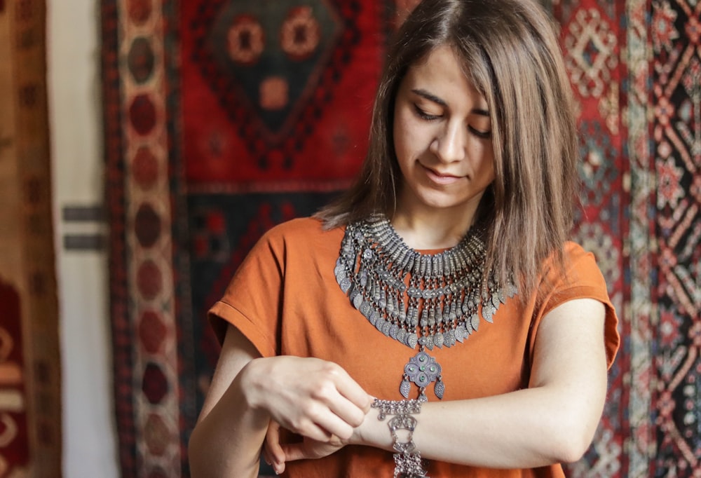 Femme en sari rouge et argent