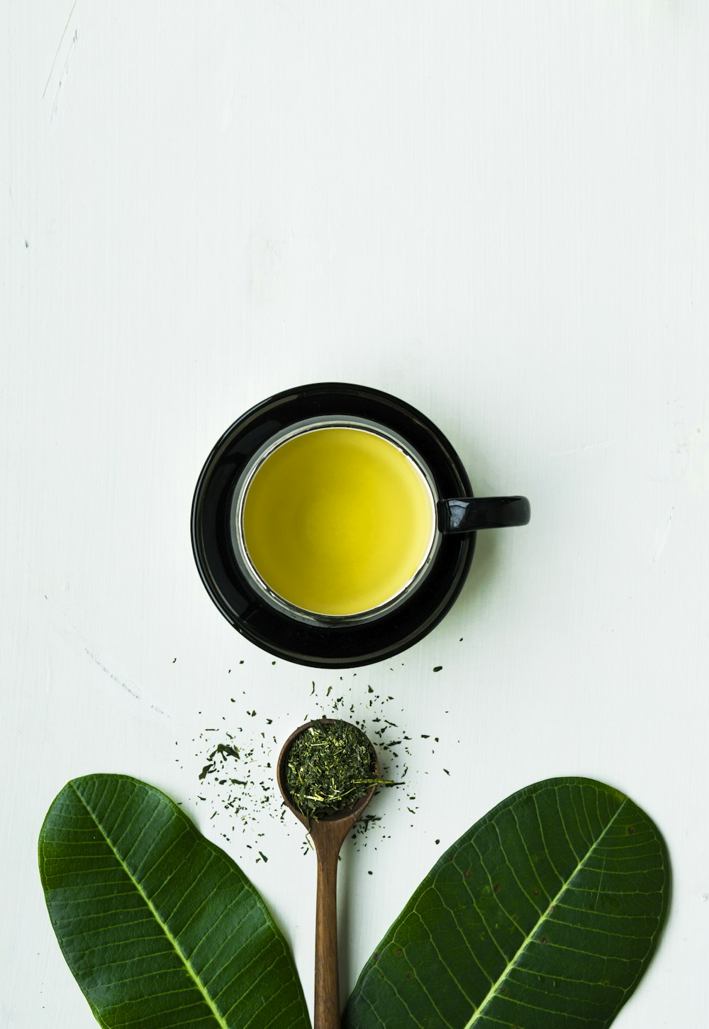 Tasse en céramique noire avec un liquide brun à l’intérieur