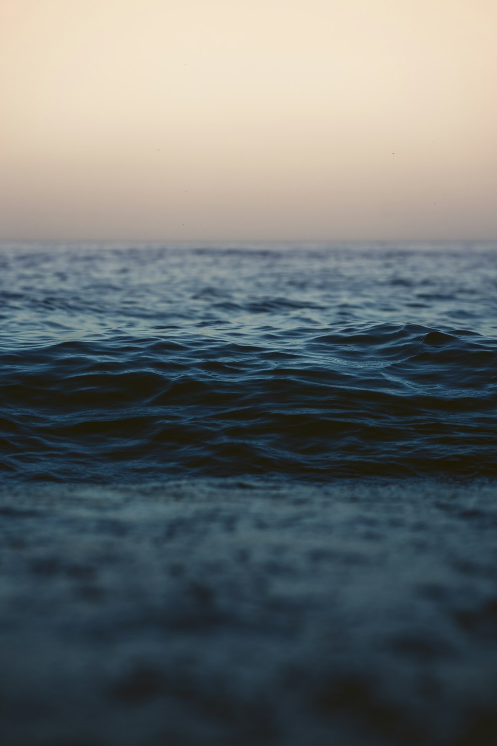 Cuerpo de agua bajo el cielo gris durante el día