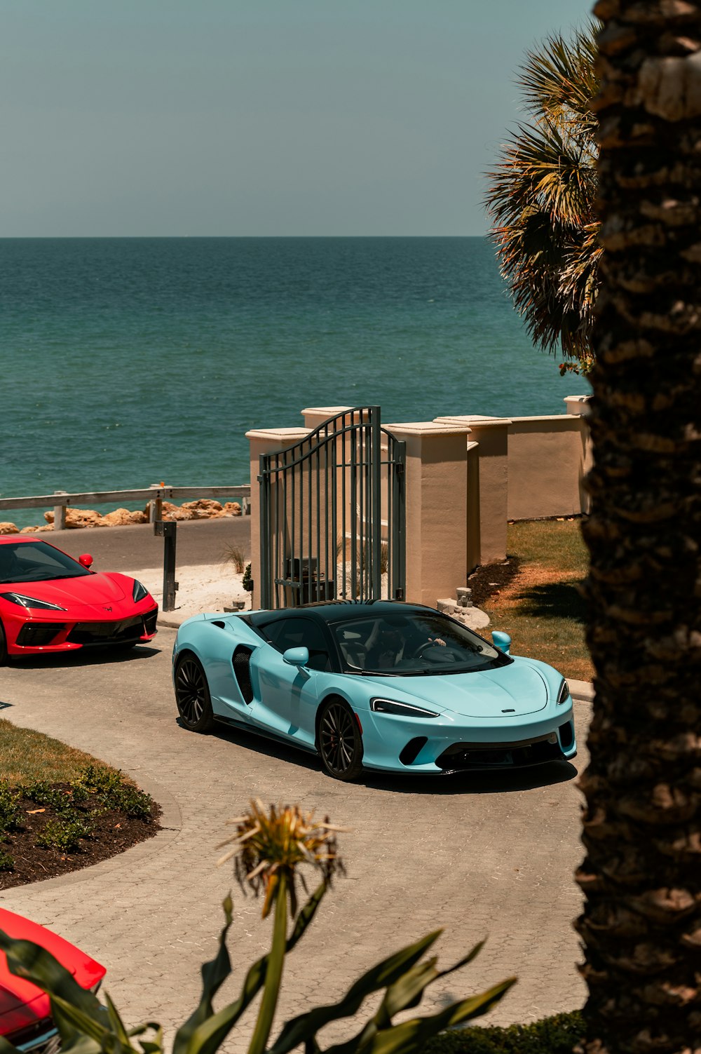 Porsche 911 blanco aparcado cerca de la playa durante el día