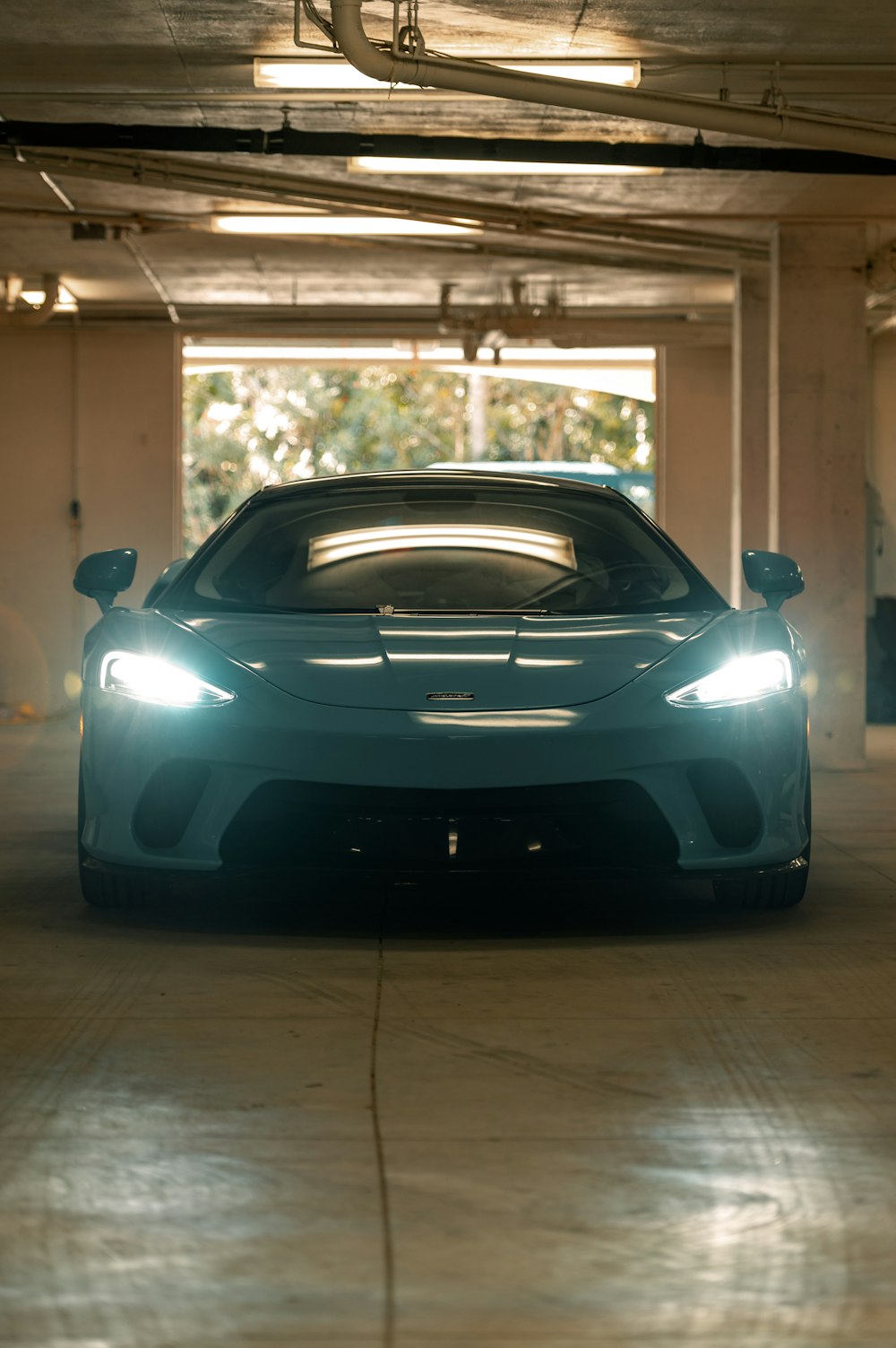 schwarzer Porsche 911 in der Garage geparkt