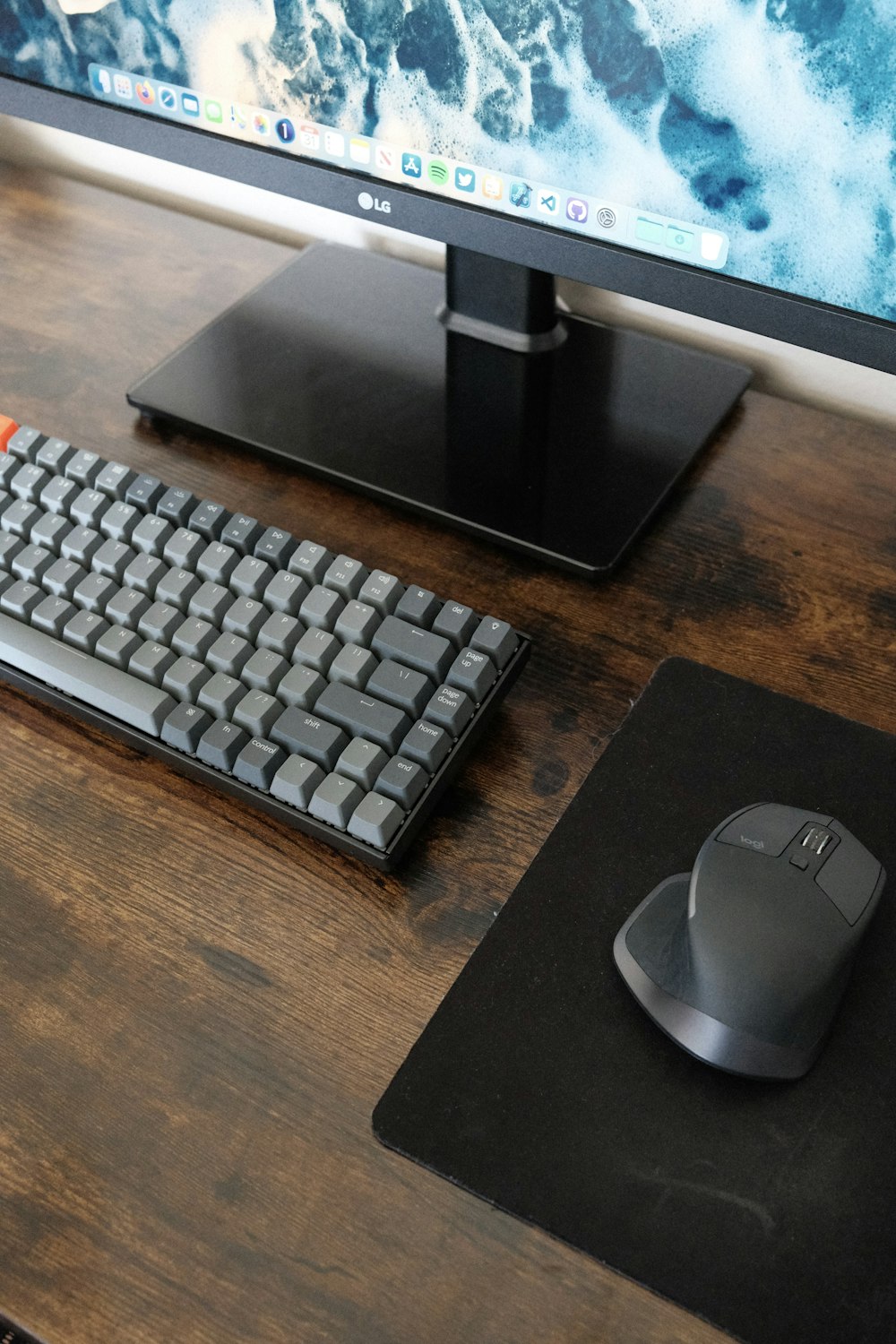 teclado de computador preto ao lado do monitor de computador preto