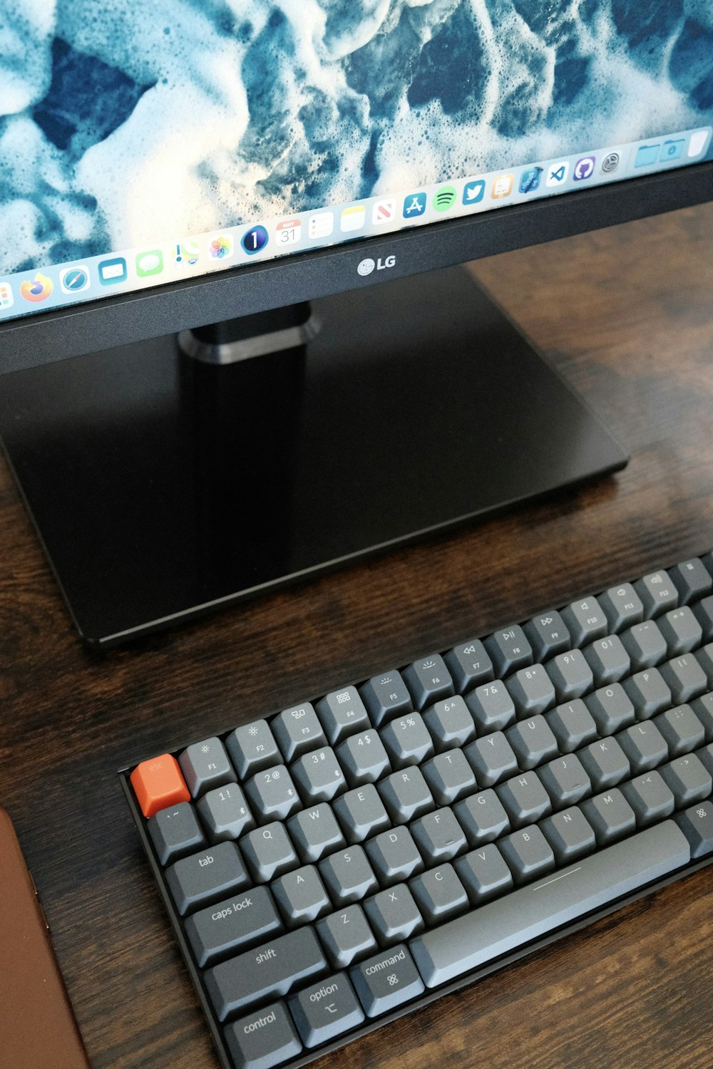 茶色の木製の机の上の黒いコンピューターキーボード
