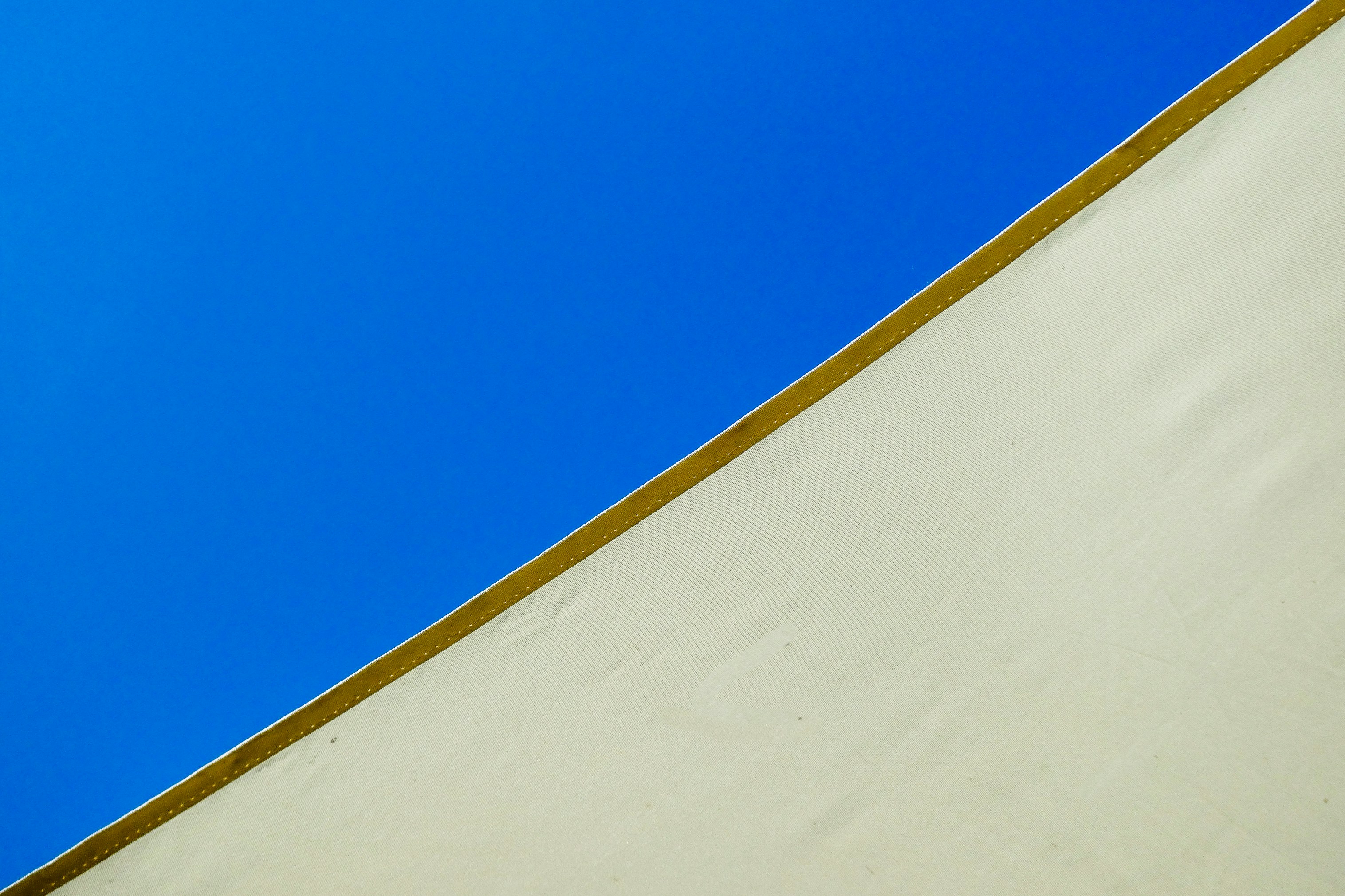 Buchcover Zwischen Licht und Schatten