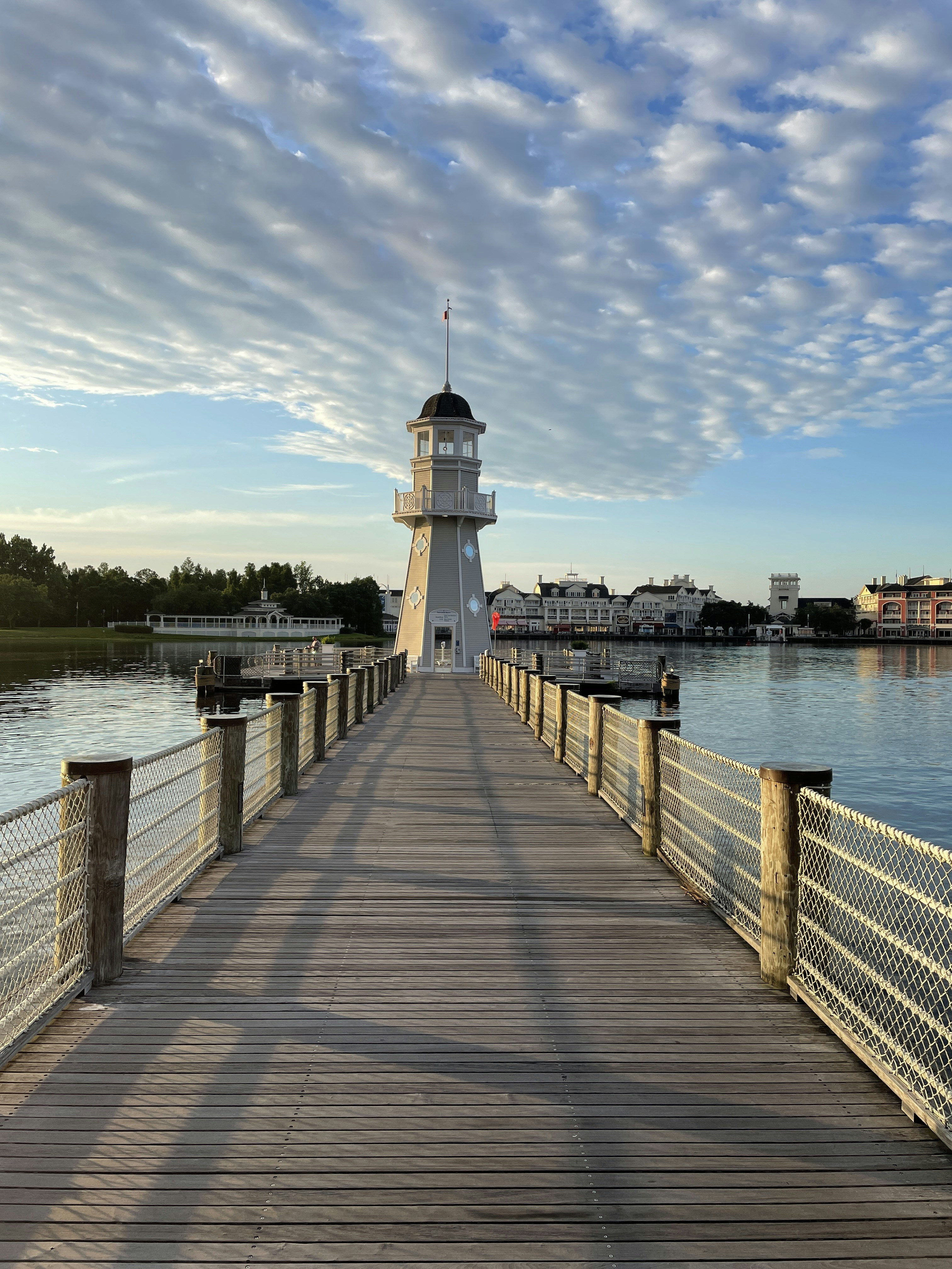 molo di legno marrone sullo specchio d'acqua durante il giorno