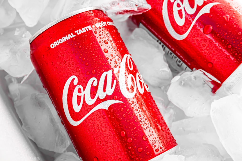 lattina di coca cola su confezione di plastica bianca