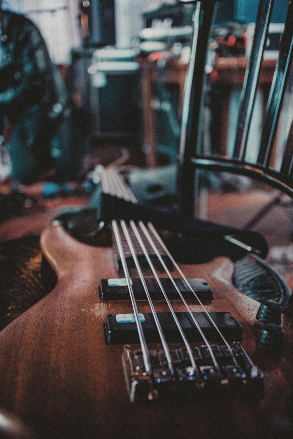 guitare acoustique marron et noire