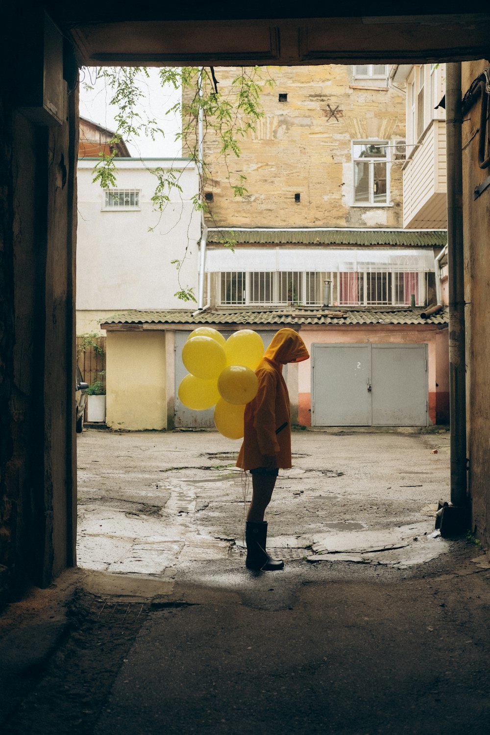 uma pessoa segurando um monte de balões amarelos
