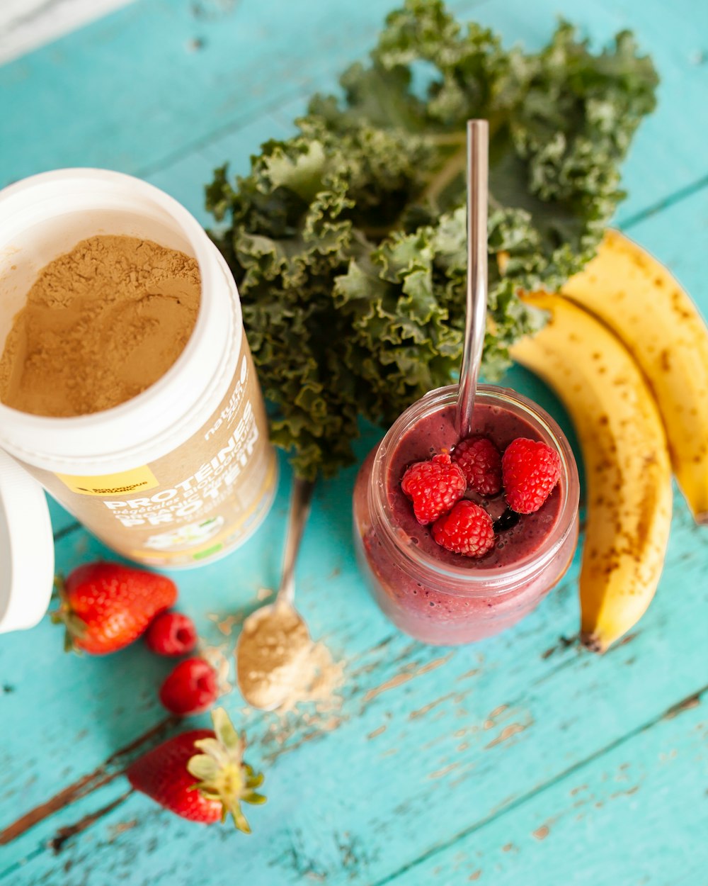 Banane tranchée et fraise sur la table