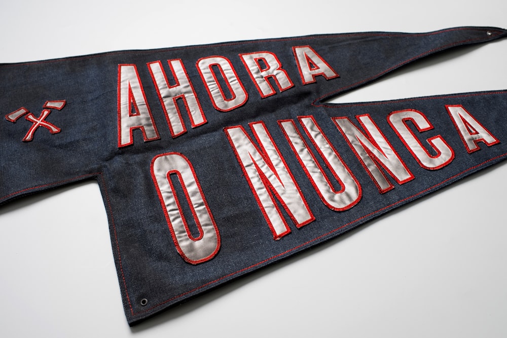 a pair of black and red pennants that say ahora o nunga