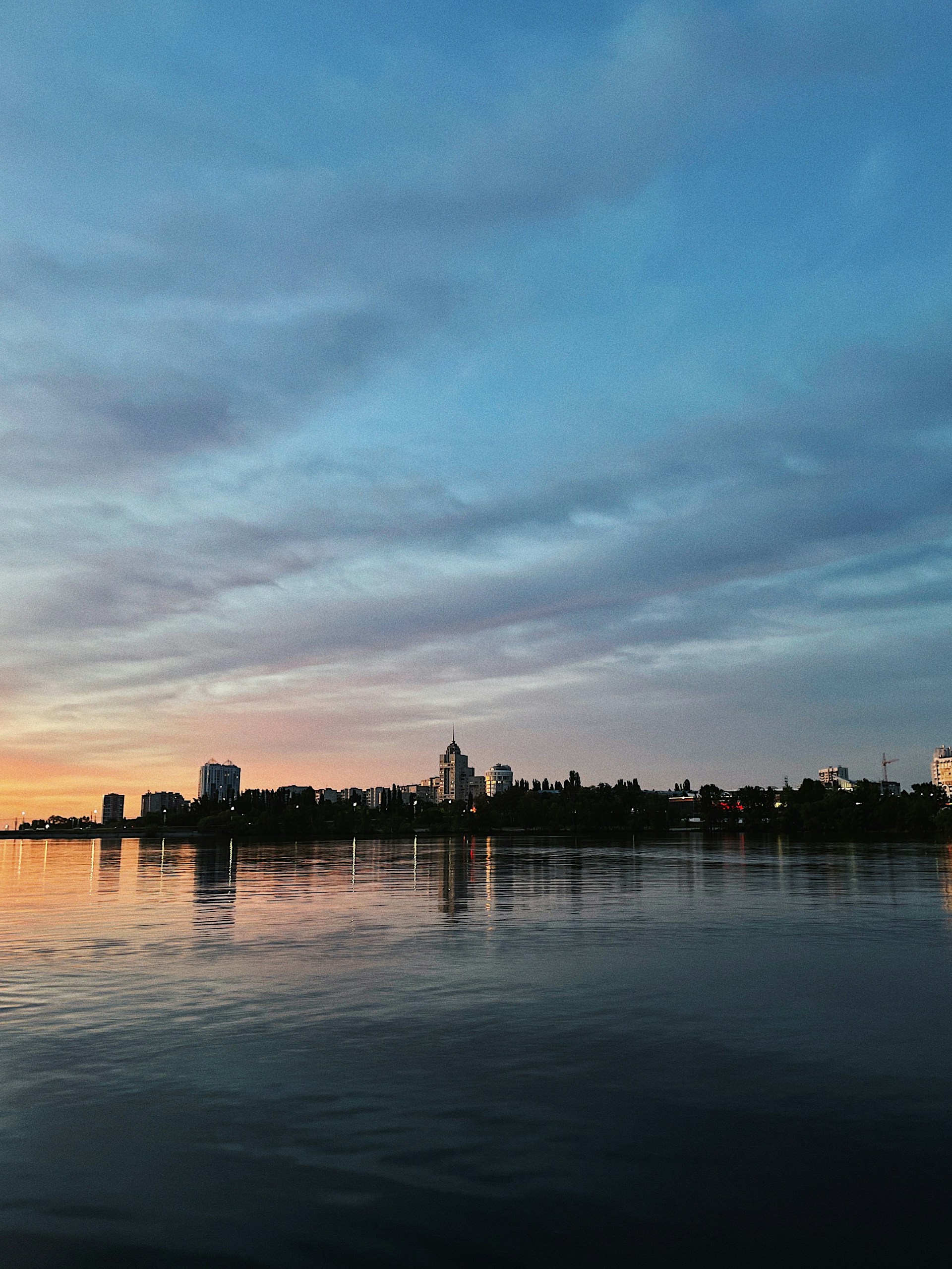 gray computer monitor