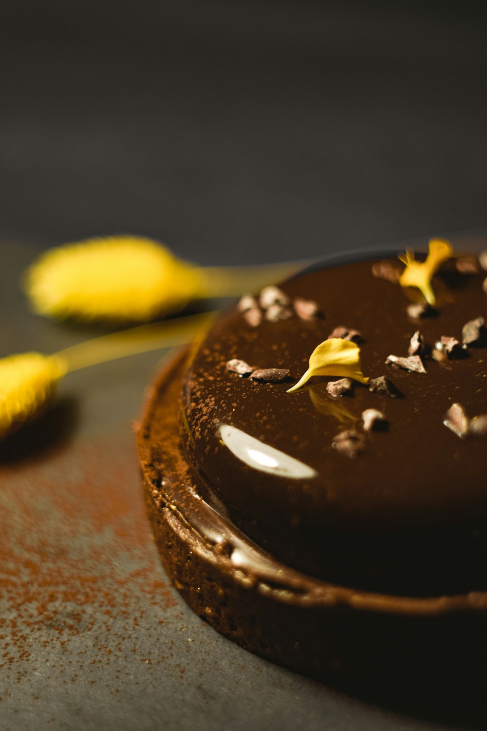 torta al cioccolato su tavolo di legno marrone