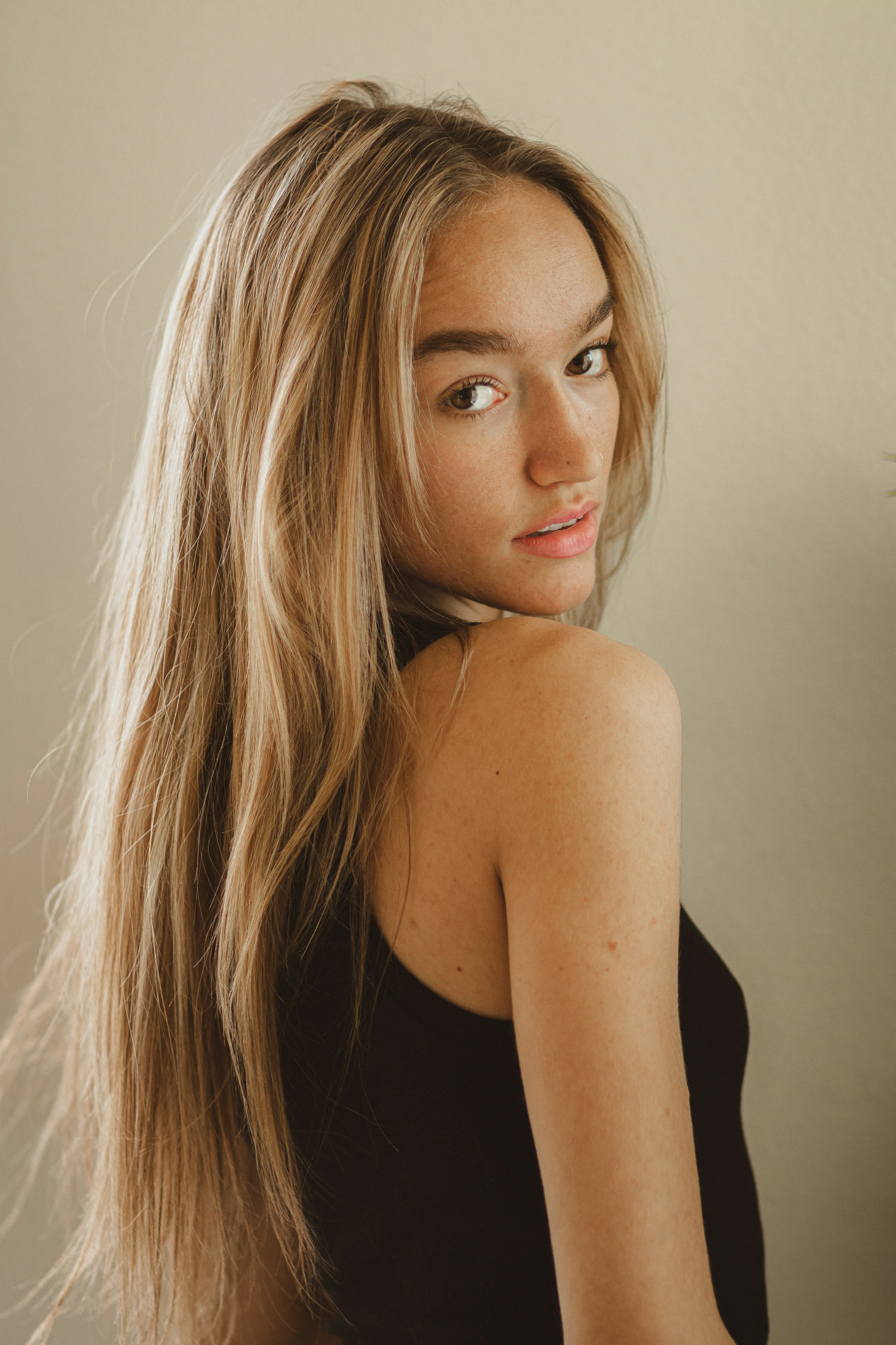 Donna in top tubo nero