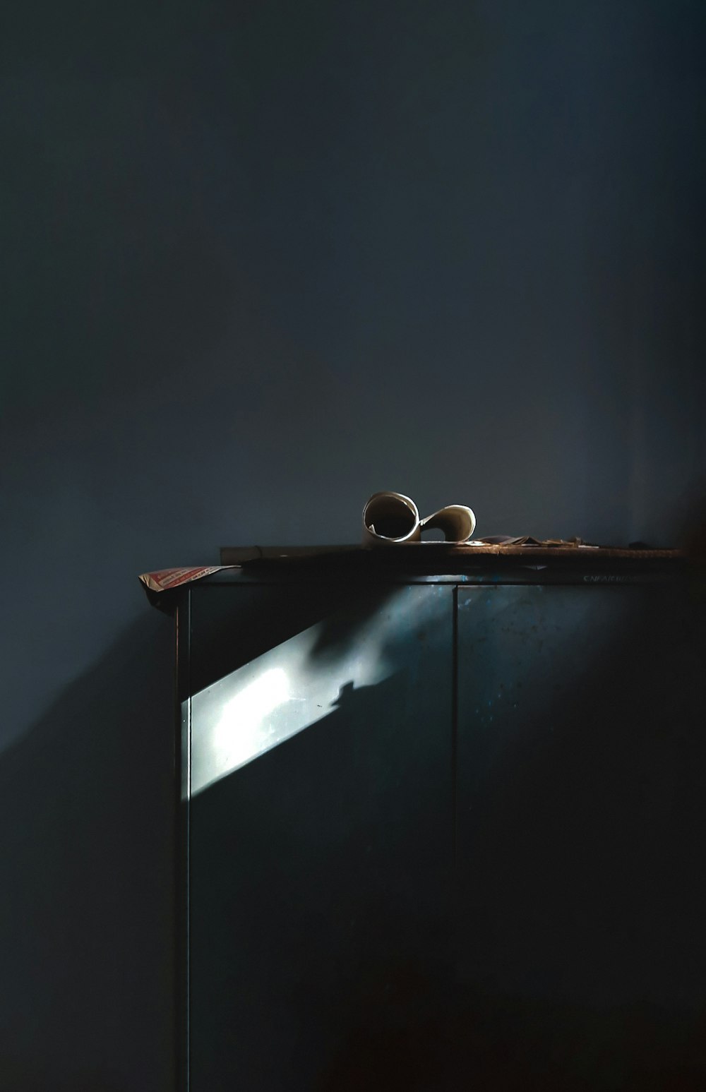 茶色の木製のテーブルに白いセラミックのマグカップ