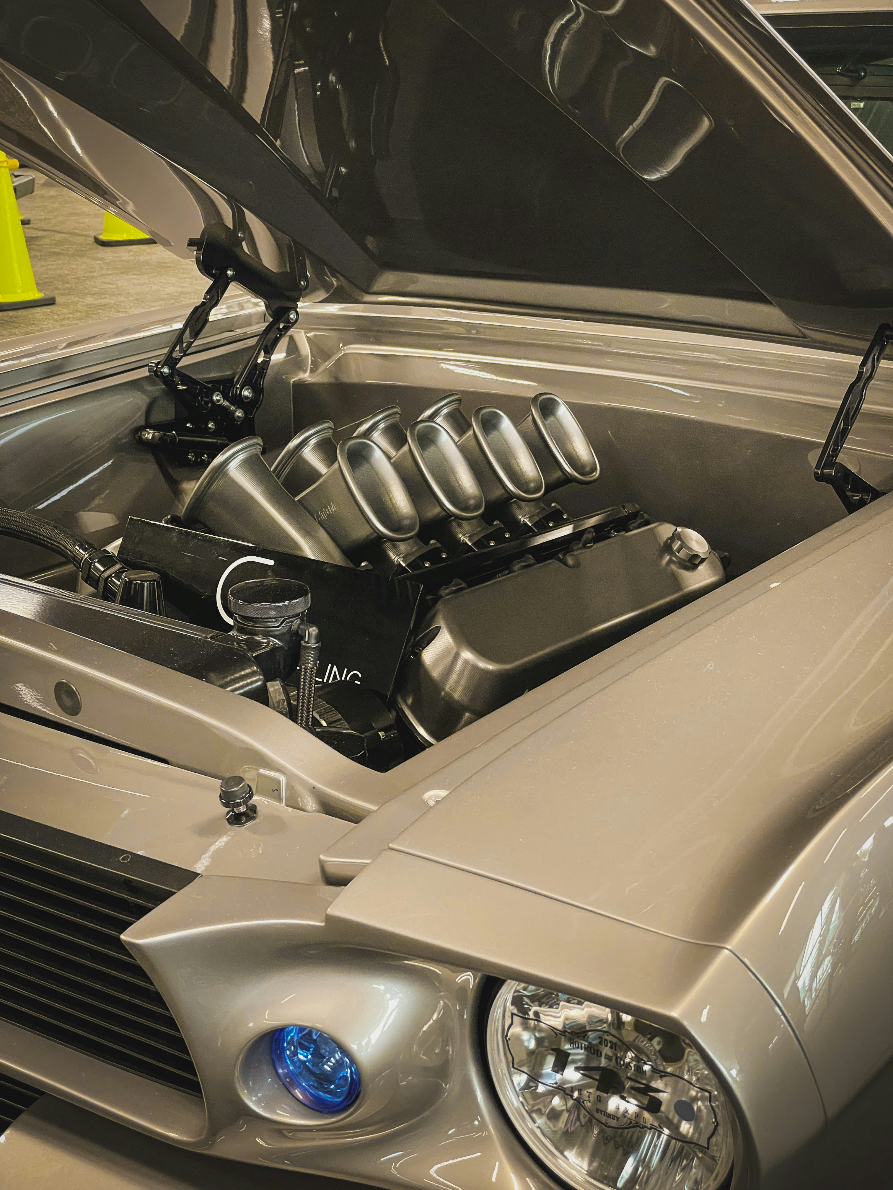 carro branco com porta aberta