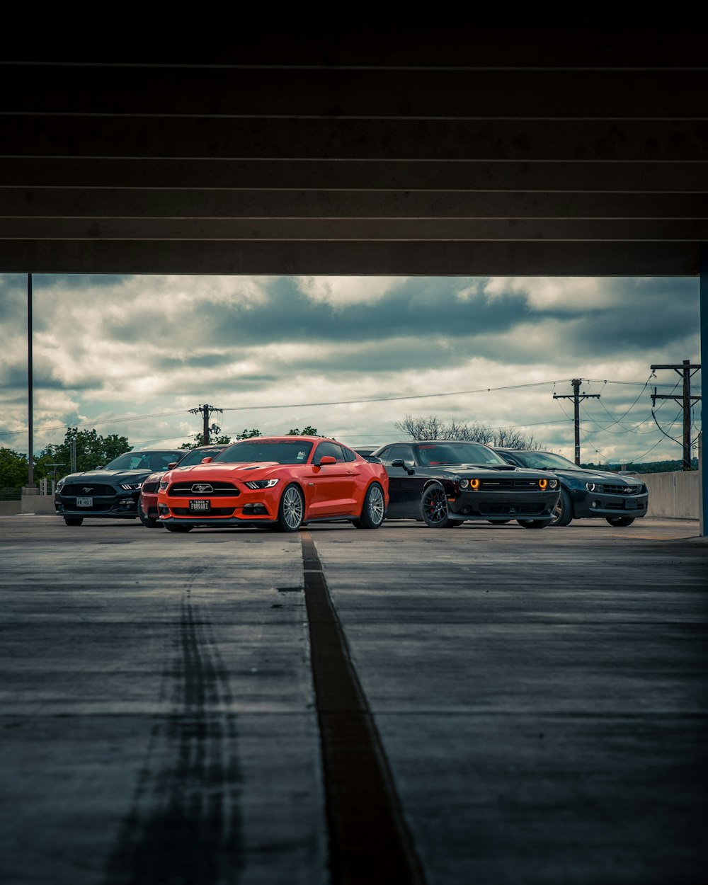 Roter Chevrolet Camaro tagsüber unterwegs