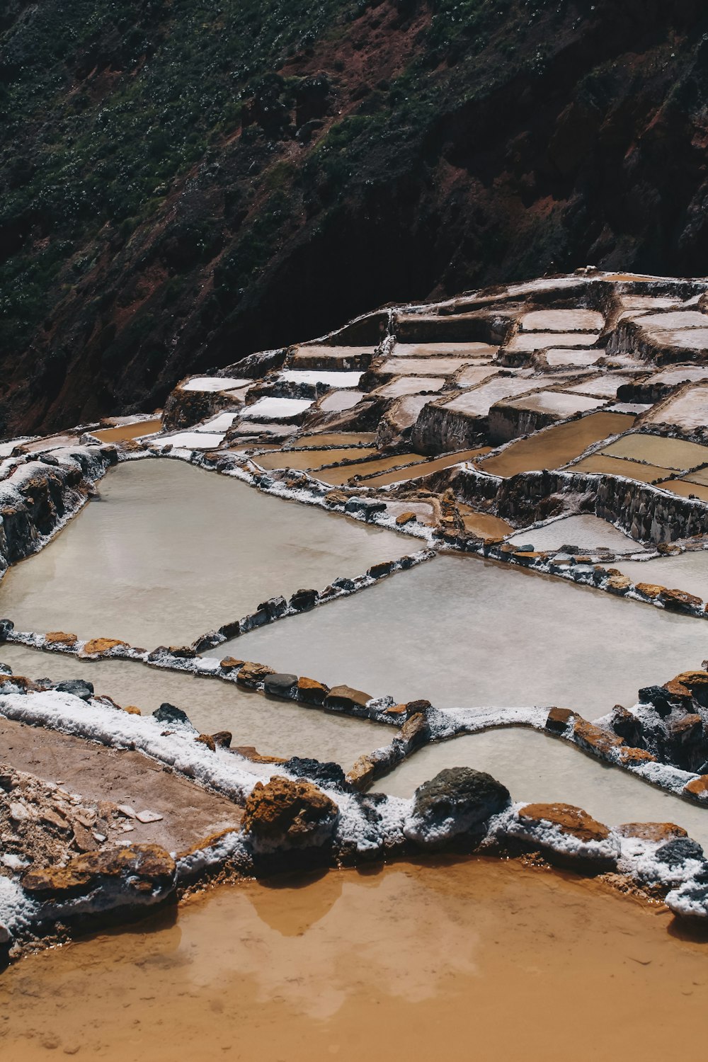 昼間の山間の川の空中写真