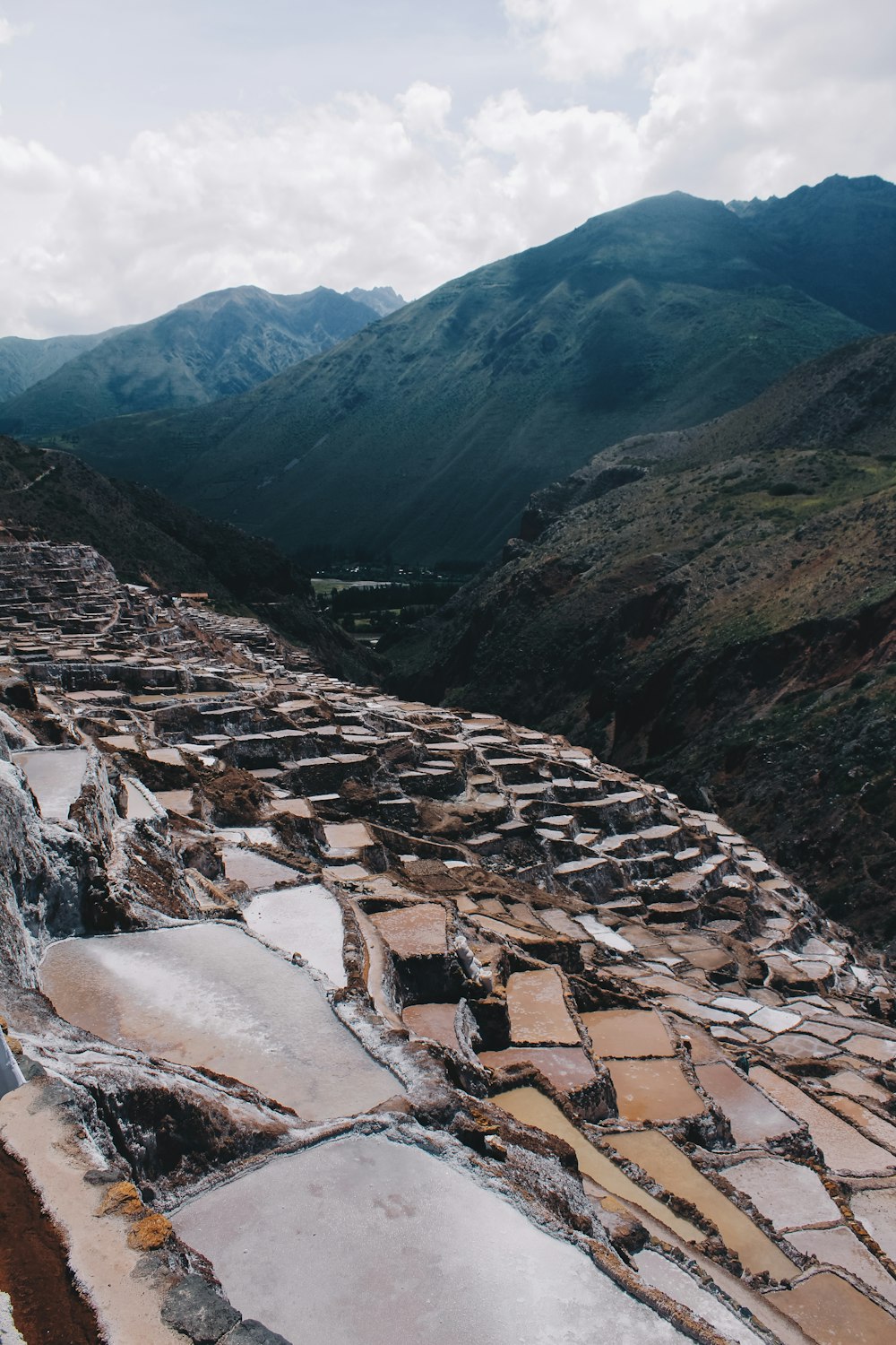 Mur de briques en béton brun au sommet de la montagne pendant la journée