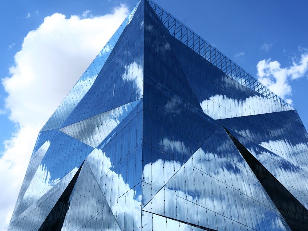 blau-weißes Glasgebäude tagsüber unter blauem Himmel
