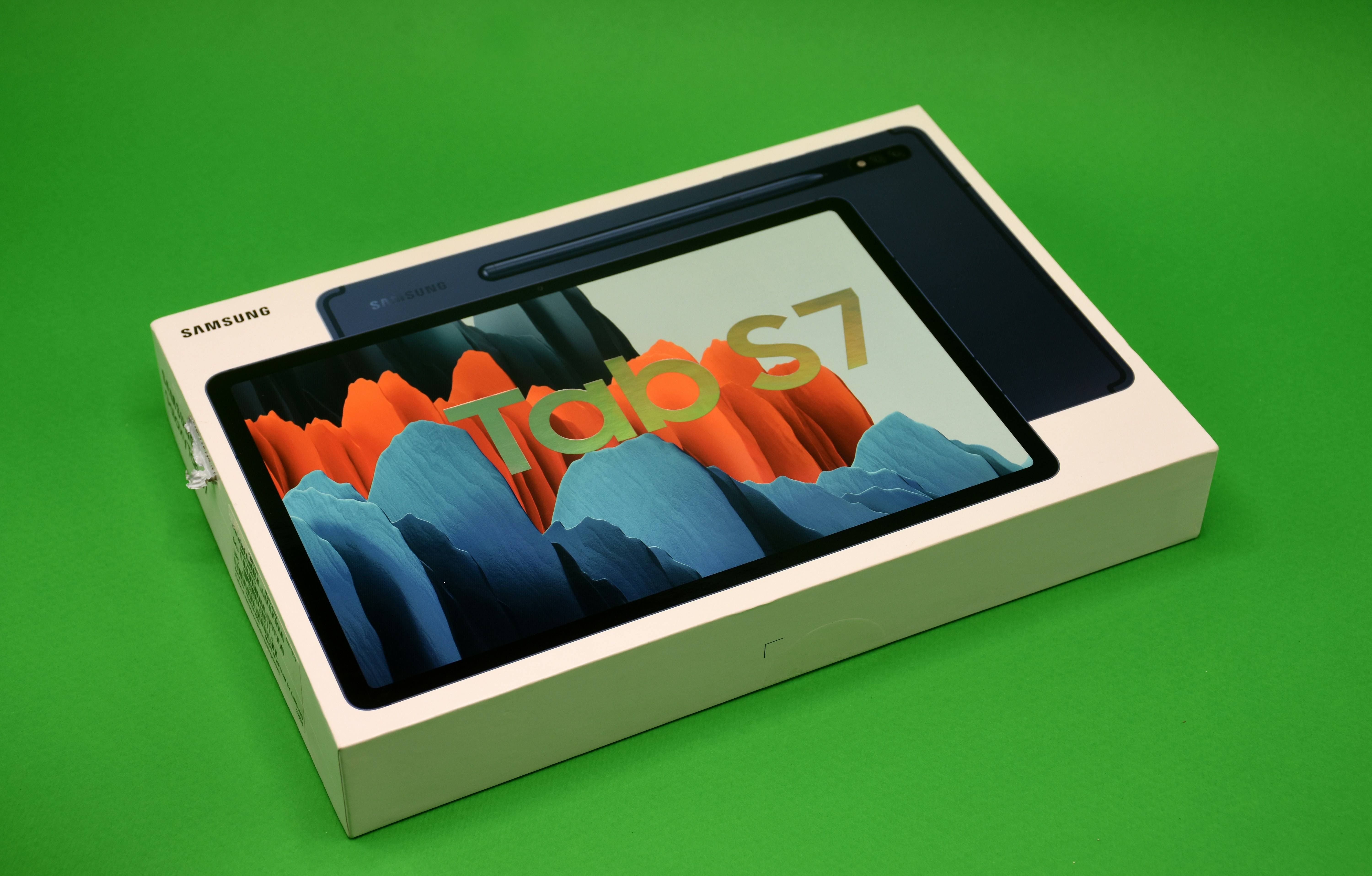 iPad blanc sur table verte