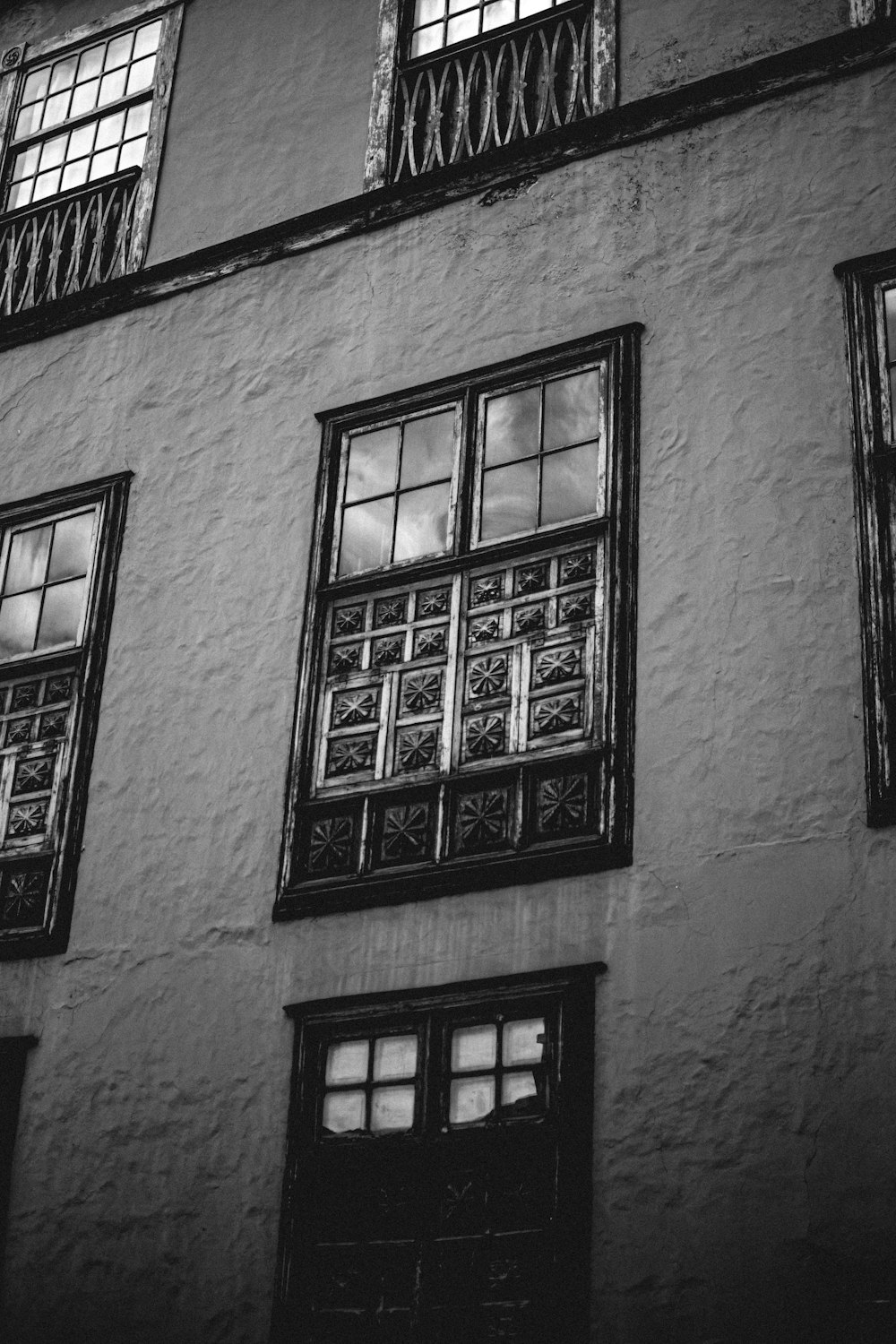 Cadre de fenêtre en bois noir sur mur en béton gris
